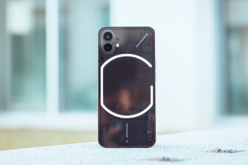 El Nothing Phone (1) es el rival perfecto para el iPhone porque no abusa de Android: lo respeta